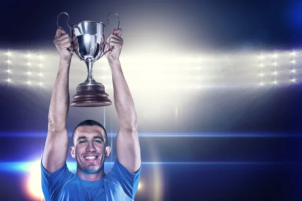 Jogador de rugby segurando troféu — Fotografia de Stock