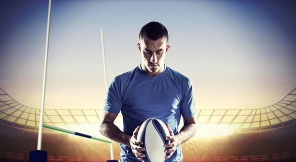 Jugador de rugby sosteniendo pelota — Foto de Stock