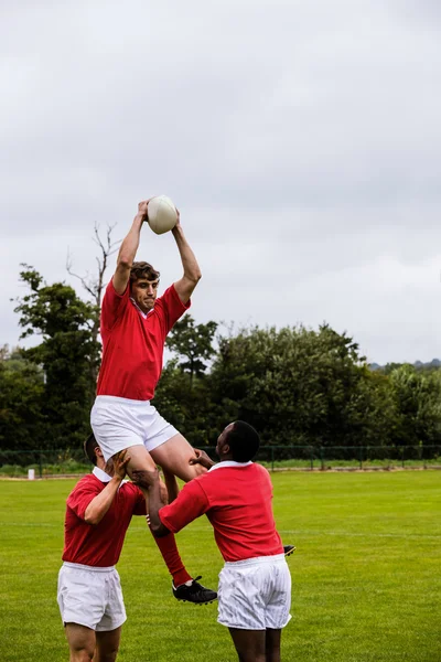 Jogadores de rugby pulando para fora da linha — Fotografia de Stock