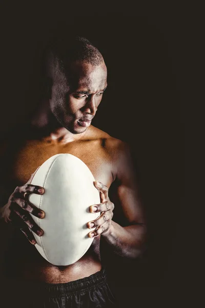 Atleta com bola de rugby — Fotografia de Stock