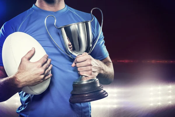 Jogador segurando troféu e bola — Fotografia de Stock