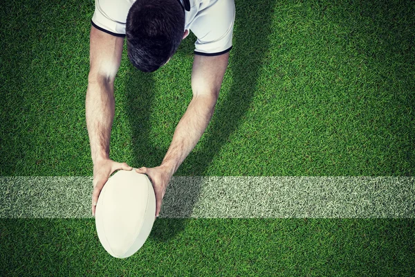 Uomo in possesso di palla da rugby arguzia — Foto Stock