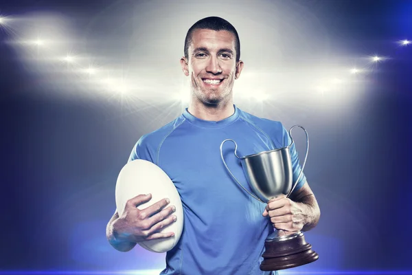 Игрок в регби с трофеем — стоковое фото
