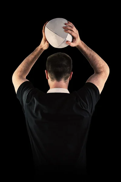 Jugador a punto de lanzar una pelota de rugby — Foto de Stock