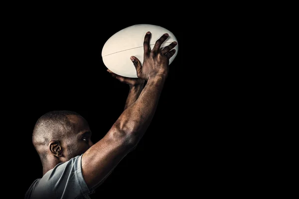 Athlète lançant une balle de rugby — Photo