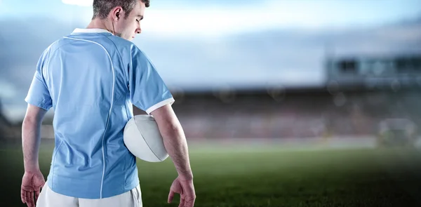 Jogador segurando uma bola de rugby — Fotografia de Stock