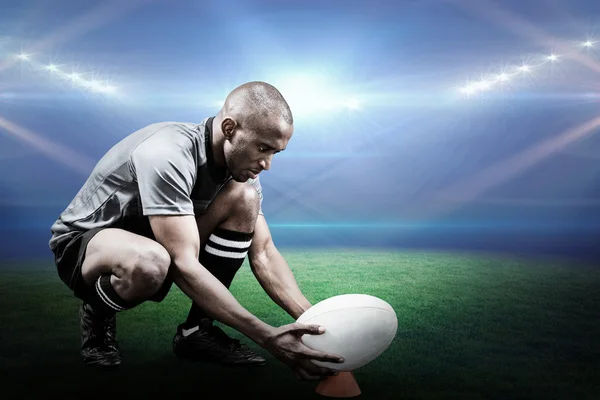 Игрок, держащий мяч на ногах — стоковое фото