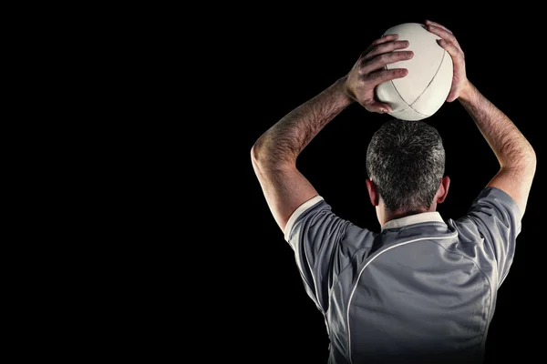 Jogador de rugby prestes a jogar uma bola — Fotografia de Stock
