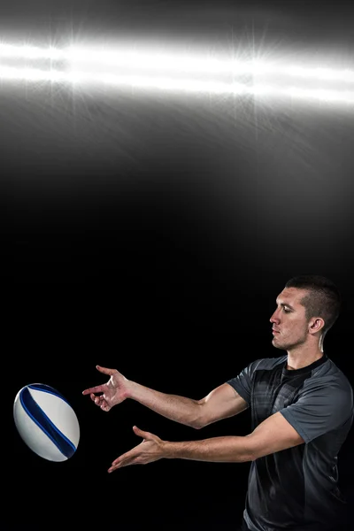 Rugby player fånga bollen — Stockfoto