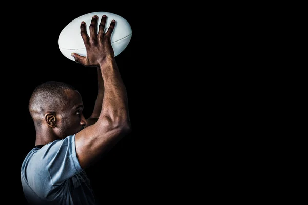 Jogador de rugby jogando bola — Fotografia de Stock