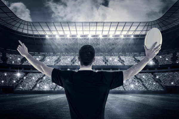 Jogador prestes a jogar uma bola de rugby — Fotografia de Stock