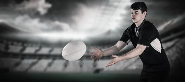 Hráč hodí rugby míč — Stock fotografie