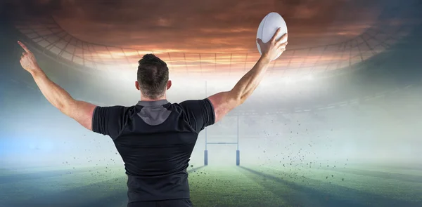 Joueur célébrant avec le ballon — Photo