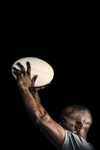Atleta jogando bola de rugby — Fotografia de Stock