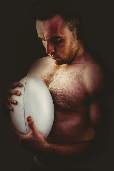 Jogador de rugby segurando bola — Fotografia de Stock