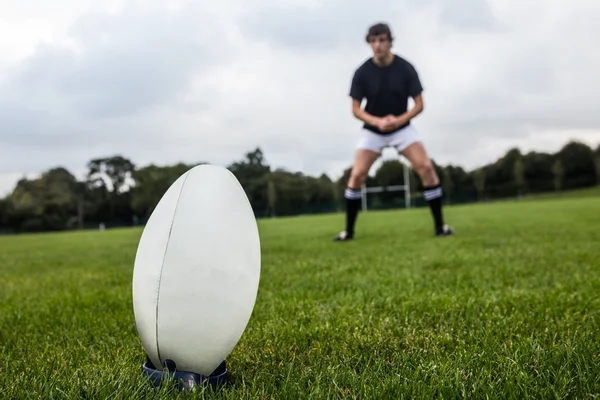 Joueur sur le point de botter ballon — Photo