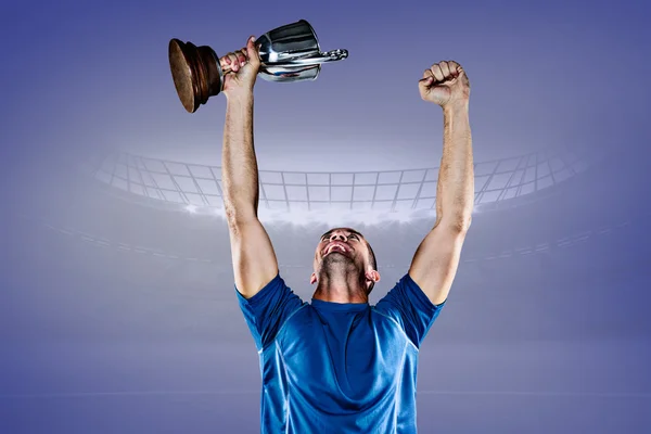 Jogador de rugby segurando troféu — Fotografia de Stock