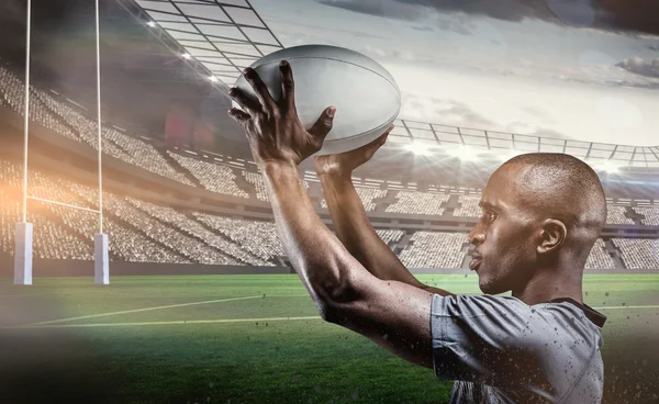 Atleta em posição de jogar bola de rugby — Fotografia de Stock