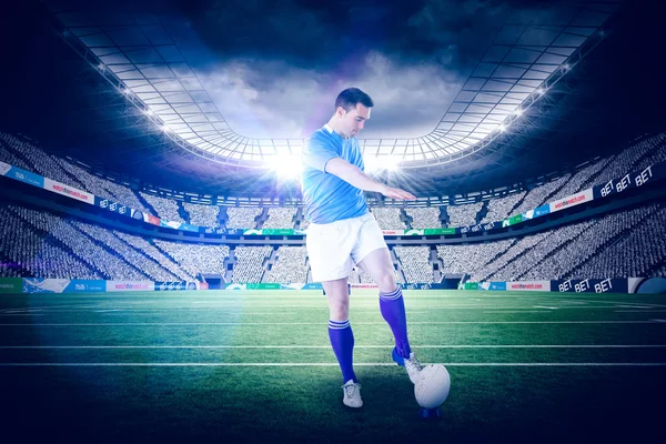 Giocatore che fa un calcio di goccia — Foto Stock