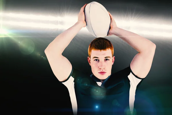 Speler over te gooien een rugbybal — Stockfoto