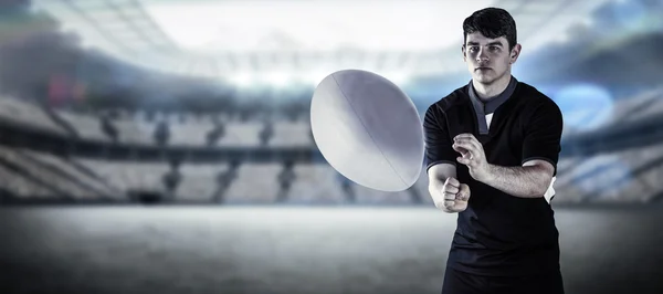 Jugador de rugby lanzando una pelota de rugby — Foto de Stock