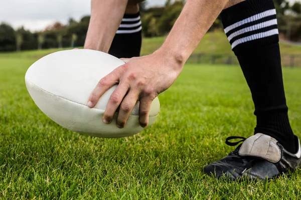 Jugador de rugby a punto de patear la pelota — Foto de Stock