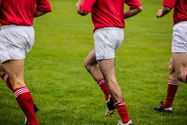 Jogadores de rugby jogging em campo — Fotografia de Stock