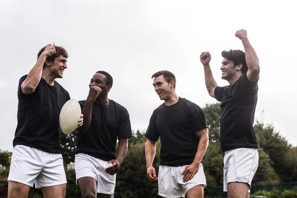 Rugbyspelare jublande tillsammans med boll — Stockfoto