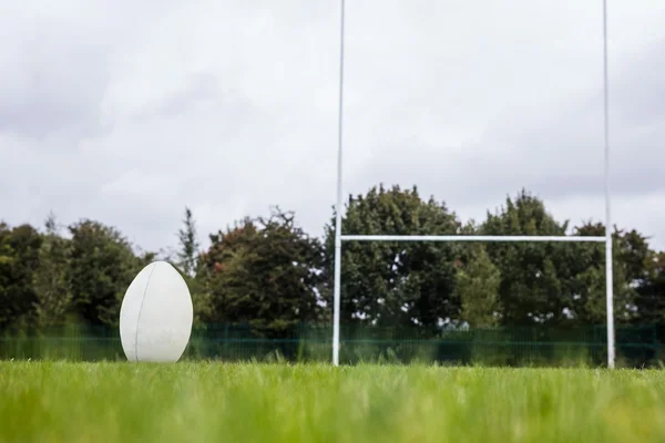 Balle de rugby sur le terrain — Photo
