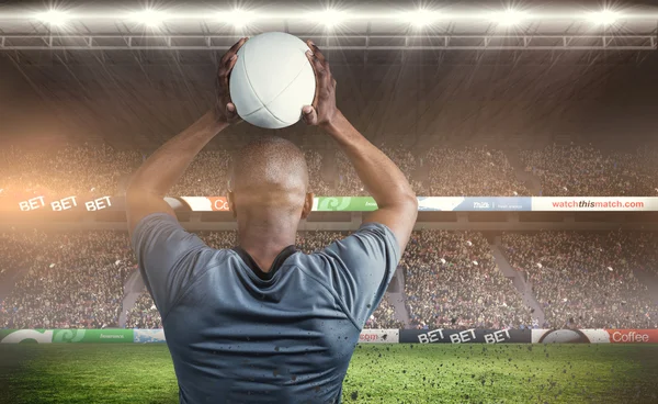 Atleta jogando bola de rugby — Fotografia de Stock