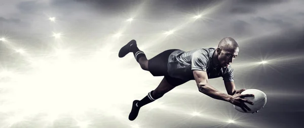 Sportsmann som hopper for å fange ball – stockfoto