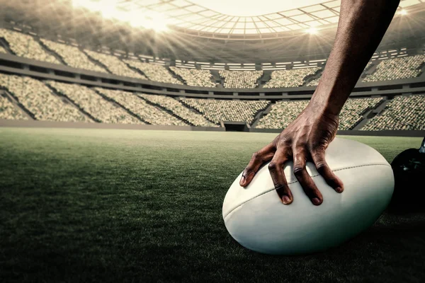 Atleta segurando bola de rugby — Fotografia de Stock