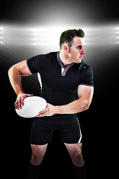 Jugador de rugby lanzando la pelota — Foto de Stock