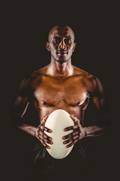 Athlète tenant une balle de rugby — Photo