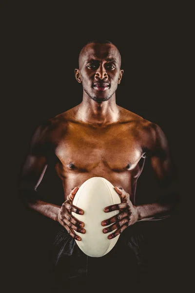 Atleta sosteniendo pelota de rugby —  Fotos de Stock