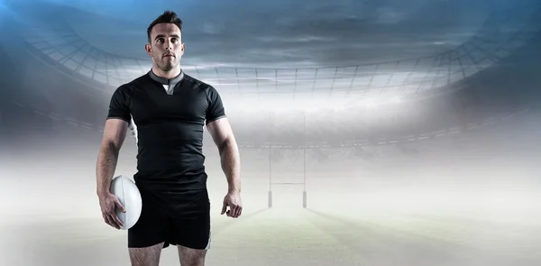 Jogador de rugby segurando bola — Fotografia de Stock