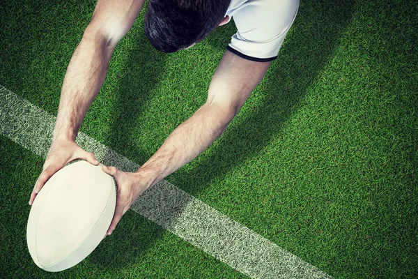 Mężczyzna trzyma piłkę rugby — Zdjęcie stockowe