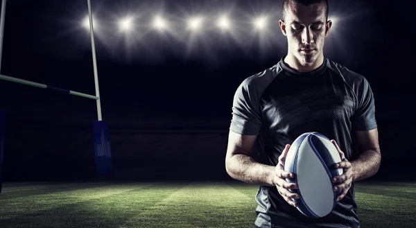 Jogador de rugby segurando bola — Fotografia de Stock