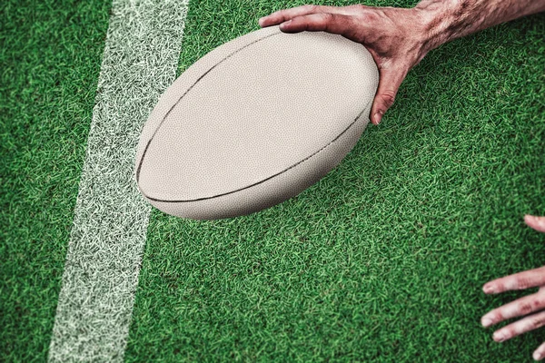 Homem segurando bola de rugby — Fotografia de Stock