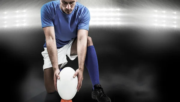 Rugby spelare placera bollen — Stockfoto