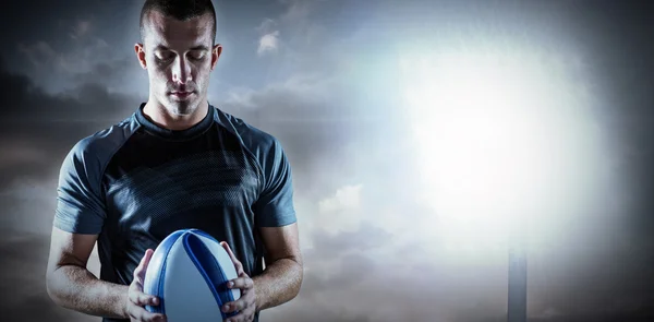 Jogador de rugby segurando bola — Fotografia de Stock