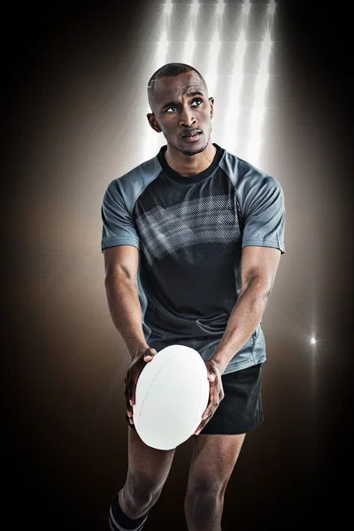 Atleta lanzando pelota de rugby — Foto de Stock