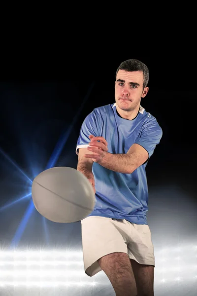 Игрок бросает мяч для регби — стоковое фото