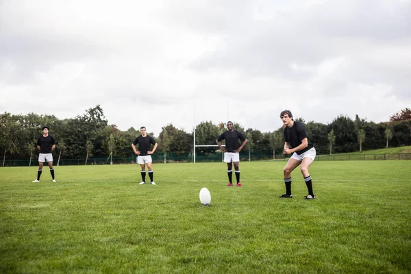 Les joueurs de rugby s'entraînent sur le terrain — Photo