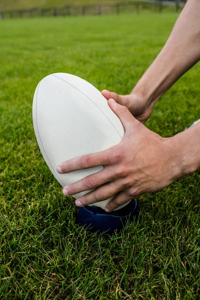 Rugbyspelare plocka upp bollen — Stockfoto