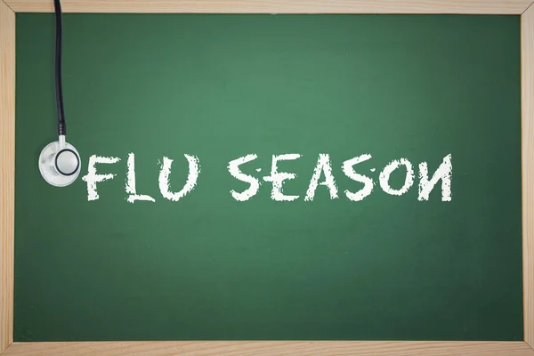 Grippesaison gegen Kreidetafel — Stockfoto