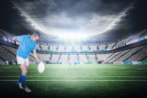 Spelare som sparkar en rugby boll — Stockfoto