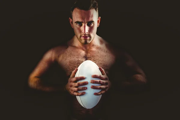 Jogador de rugby sem camisa segurando bola — Fotografia de Stock