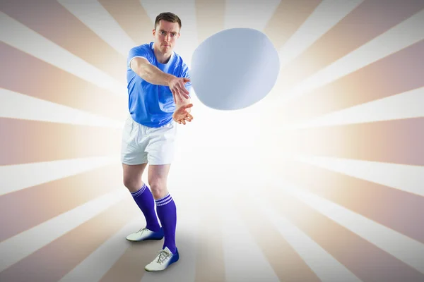Hráč hodí rugby míč — Stock fotografie