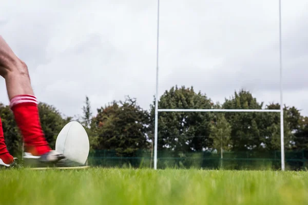 Jugador de rugby pateando la pelota — Foto de Stock